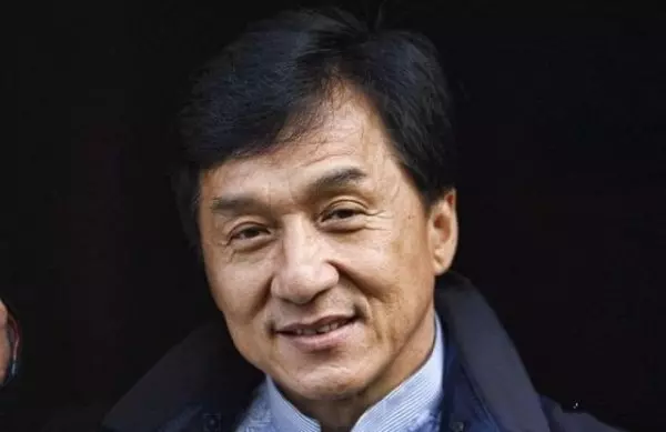 林鳳嬌的一句話,讓成龍「永遠都不可能認私生女」,小龍女自殺都沒用!