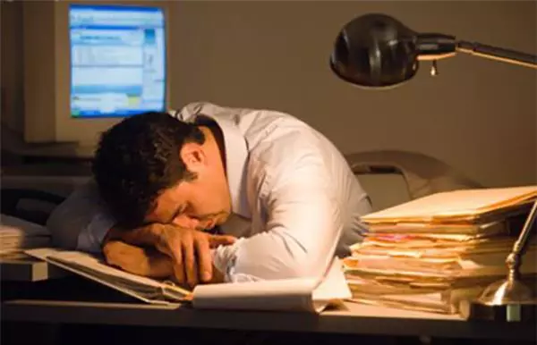 月入數十萬的女孩,不顧家人反對 嫁給窮光蛋,10 年後 她丟了工作 身材也走樣,丈夫竟然這樣對待她…