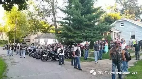 這名小男孩出門去郵局寄信,沒想到卻遇上「不良少年霸凌」!結果竟突然跑來「40個暴走族」所有人都不知所措嚇壞了!