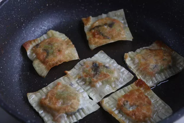 1斤餛飩皮,1根西葫蘆,做成早餐,女兒一口一個,10分鐘吃光一盤