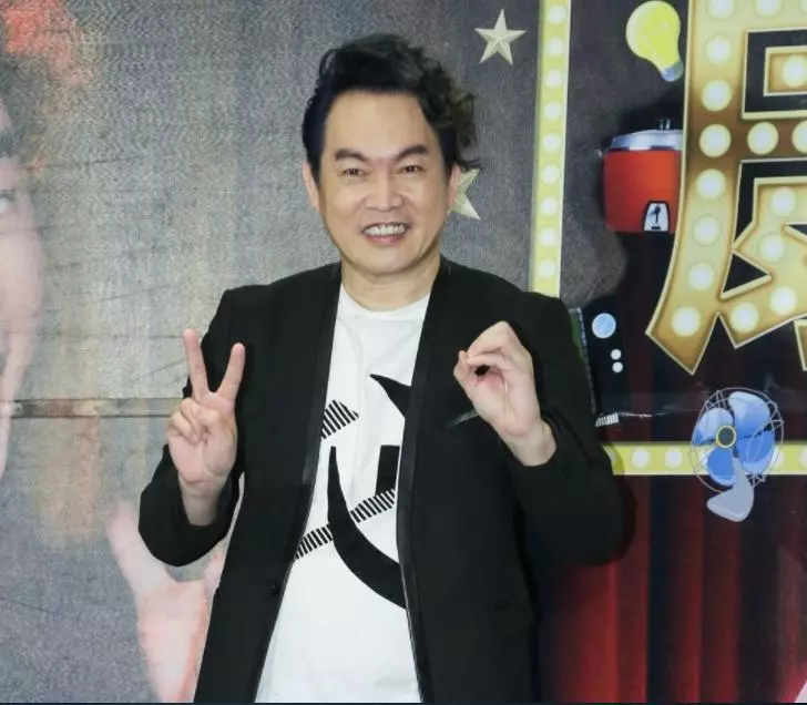 康康悄悄資助「已故倪敏然」一家人!一口氣開出12張支票「過年還送上禮」感動眾人!