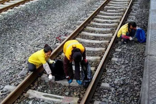 為何軌道上看不到「火車廁所排出的糞便」?看完長見識了!