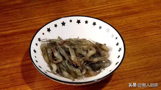 不加水,不揉面,教你這樣做蝦餅,好吃不上火,蝦連殼兒一起吃