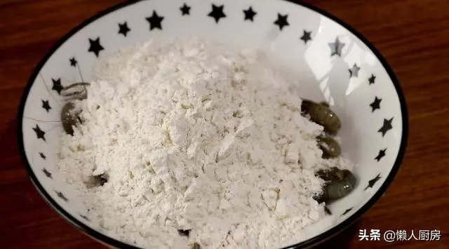 不加水,不揉面,教你這樣做蝦餅,好吃不上火,蝦連殼兒一起吃