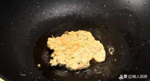 不加水,不揉面,教你這樣做蝦餅,好吃不上火,蝦連殼兒一起吃