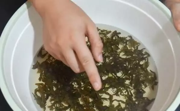 新買回來的牛仔褲褪色?只要一把茶葉,穿幾年都不會掉色!