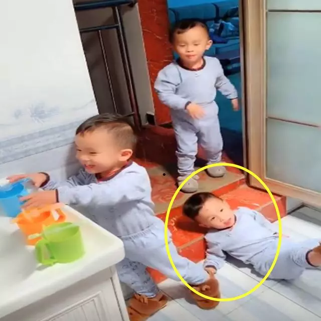 三胞胎排隊刷牙,老二在途中摔倒,孩子的反應讓寶媽欣慰又心疼