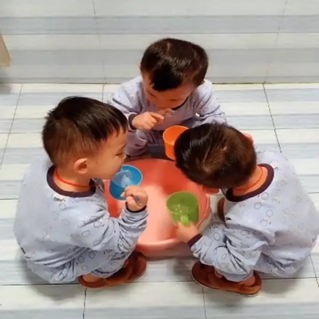 三胞胎排隊刷牙,老二在途中摔倒,孩子的反應讓寶媽欣慰又心疼