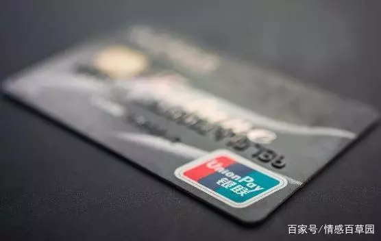 弟弟結婚我隨禮三千,晚上看到弟媳發的朋友圈,我打老公一巴掌!
