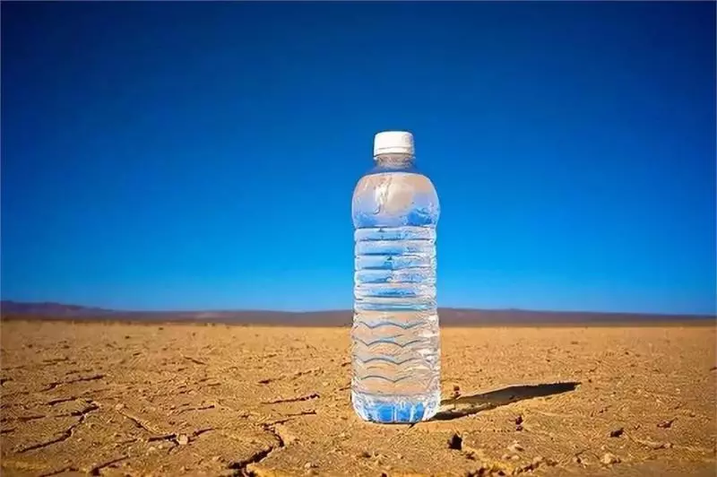 假如馬雲和普通人困在沙漠,剛好你有兩瓶水,你打算賣多少錢?