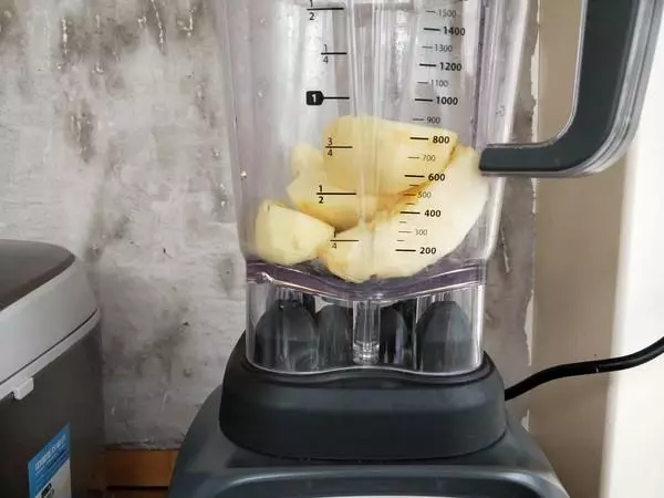 芹菜加這一起喝,火氣滅了,胃也舒坦了,年底給身體做個大清潔