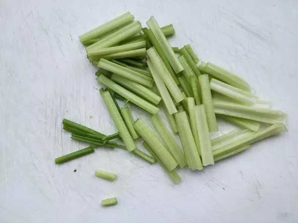芹菜加這一起喝,火氣滅了,胃也舒坦了,年底給身體做個大清潔