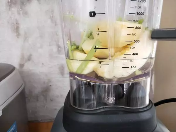 芹菜加這一起喝,火氣滅了,胃也舒坦了,年底給身體做個大清潔