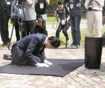 一人殺20萬日本人,日本要他道歉,他說:你們何曾向中國人致歉