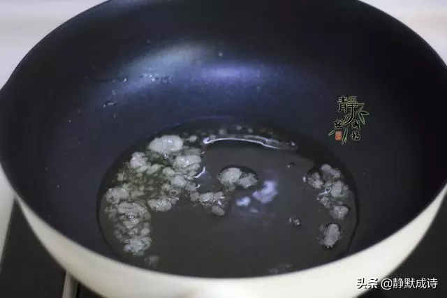 別總吃排骨了,它價格是排骨的一半,這樣做,吃著比排骨還過癮