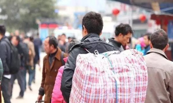 丈夫出國打工,妻子哭訴想他,偷偷回國給她驚喜,推門一瞧,傻住