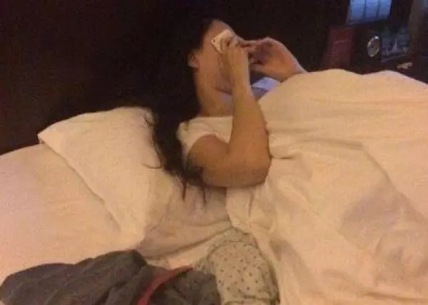 丈夫出國打工,妻子哭訴想他,偷偷回國給她驚喜,推門一瞧,傻住