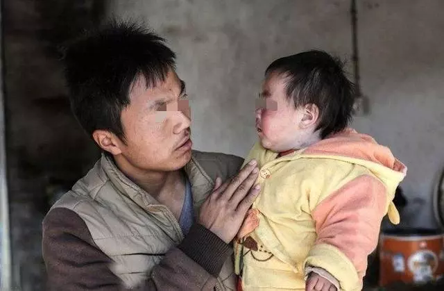 丈夫每月給妻子寄5千,提前回來過年家中無人,拿開鍋蓋他愣那了