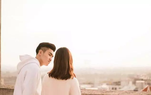 裝窮考驗女友,她過關俺準備求婚,她卻分手嫁別人,瞥見新郎暈了