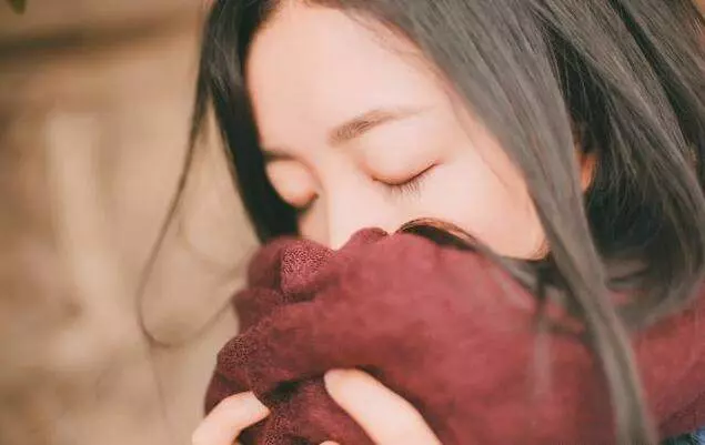 裝窮考驗女友,她過關俺準備求婚,她卻分手嫁別人,瞥見新郎暈了