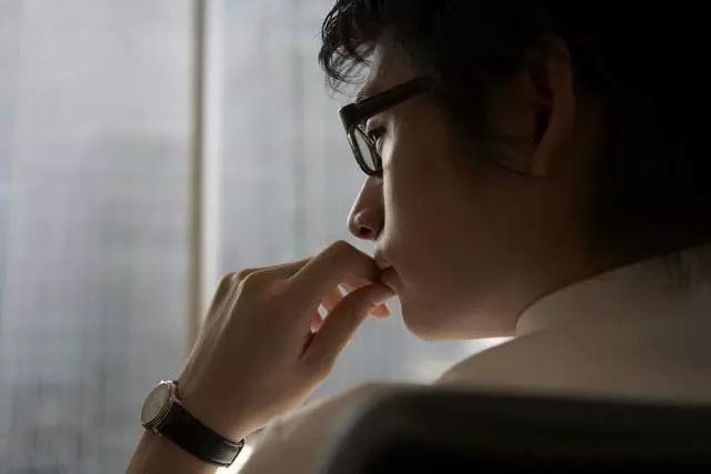 裝窮考驗女友,她過關俺準備求婚,她卻分手嫁別人,瞥見新郎暈了