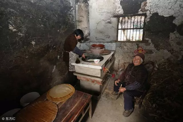 連著七天做同樣的夢,母親連夜坐火車,接遠嫁的女兒回了娘家