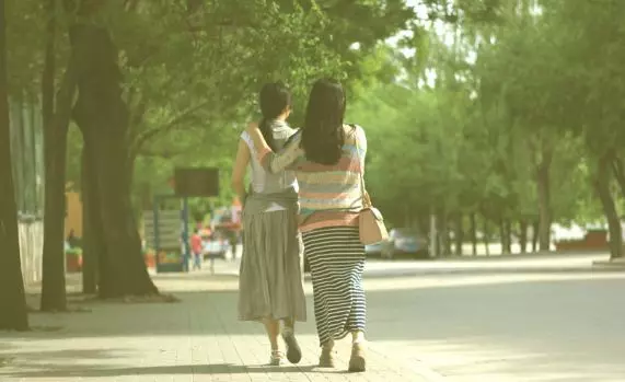 丈夫出差,夜裡害怕去閨蜜家住,發現丈夫錢包,俺打開後,蒙住