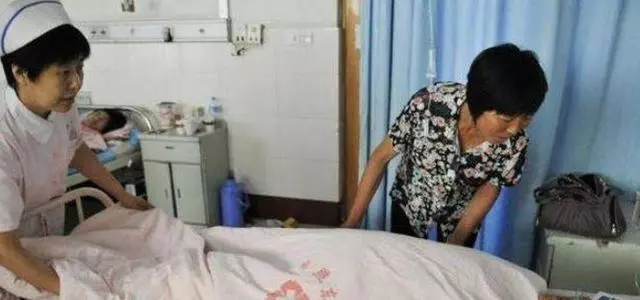 46歲婆婆懷上雙胞胎,媳婦含淚跪求打掉,寶寶出生後全家傻住