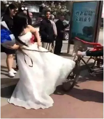 婚禮當天新娘當場發飆,看到婚車後,網友:終於知道為什麼發飆了