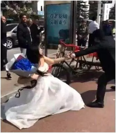 婚禮當天新娘當場發飆,看到婚車後,網友:終於知道為什麼發飆了