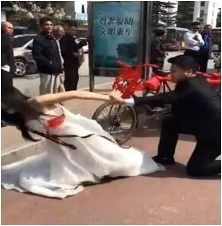 婚禮當天新娘當場發飆,看到婚車後,網友:終於知道為什麼發飆了