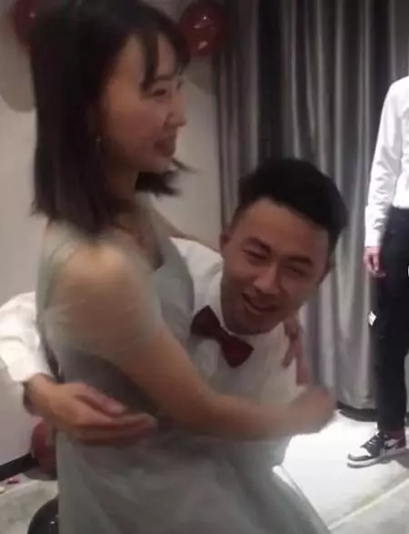 婚禮現場伴郎意外走紅,看到他的行為後,網友:小哥哥缺女朋友嗎