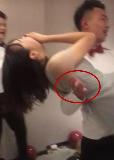婚禮現場伴郎意外走紅,看到他的行為後,網友:小哥哥缺女朋友嗎