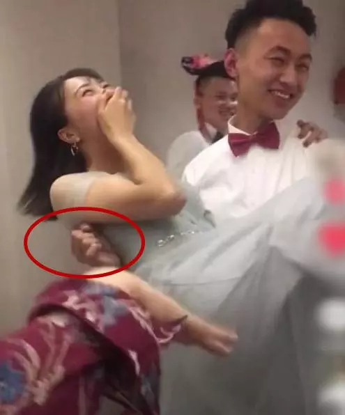 婚禮現場伴郎意外走紅,看到他的行為後,網友:小哥哥缺女朋友嗎