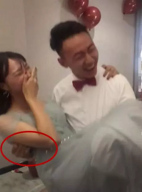 婚禮現場伴郎意外走紅,看到他的行為後,網友:小哥哥缺女朋友嗎