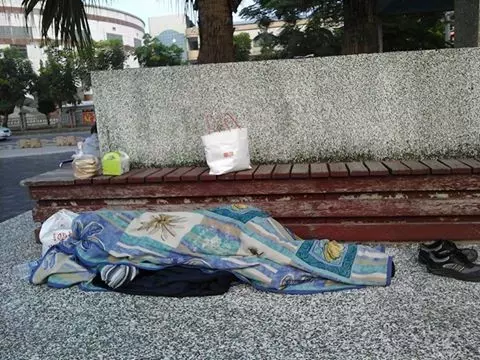 女人好心把所有零錢捐給流浪漢,隔天她才想起「零錢堆裡有…」立刻飛奔去把錢要回來!結果他…