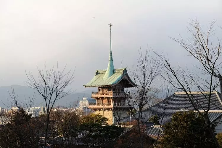 為什麼鳥居要漆成紅色的？超逗趣神社佛寺冷知識！去日本玩拿出來說嘴包準被膜拜！