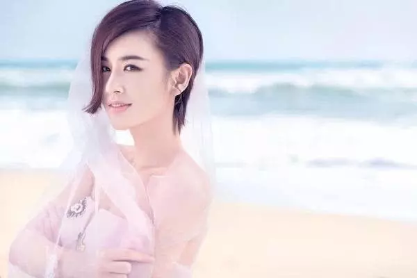 電影《功夫》中的齙牙珍與兒子合影太漂亮了,你們被星爺欺騙了