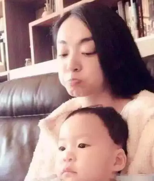 電影《功夫》中的齙牙珍與兒子合影太漂亮了,你們被星爺欺騙了