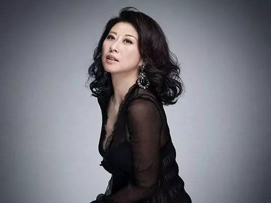 57歲葉倩文和林子祥生活近照:中年發福幸福胖,四代同堂其樂融融!