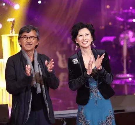 57歲葉倩文和林子祥生活近照:中年發福幸福胖,四代同堂其樂融融!