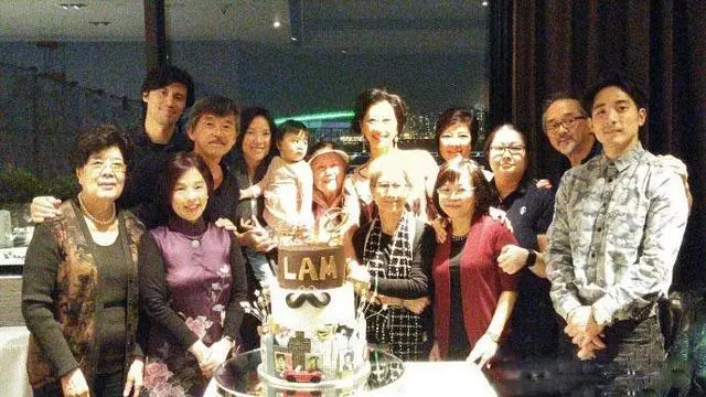 57歲葉倩文和林子祥生活近照:中年發福幸福胖,四代同堂其樂融融!