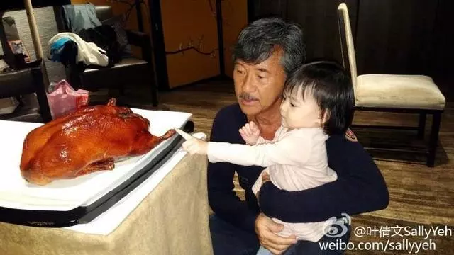 57歲葉倩文和林子祥生活近照:中年發福幸福胖,四代同堂其樂融融!