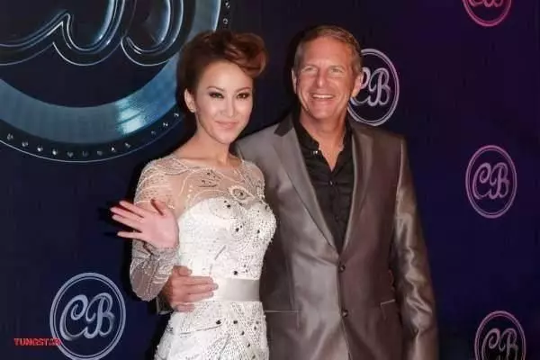 李玟全家近照,58歲洋老公依然霸氣,如今比繼女還年輕!
