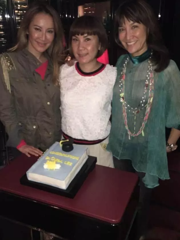 李玟全家近照,58歲洋老公依然霸氣,如今比繼女還年輕!