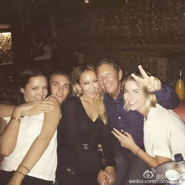 李玟全家近照,58歲洋老公依然霸氣,如今比繼女還年輕!