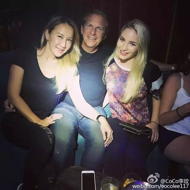 李玟全家近照,58歲洋老公依然霸氣,如今比繼女還年輕!