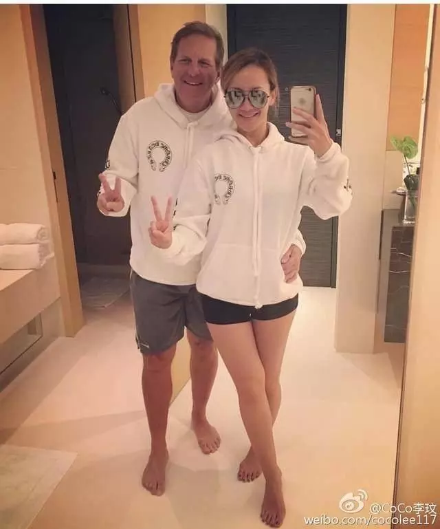 李玟全家近照,58歲洋老公依然霸氣,如今比繼女還年輕!