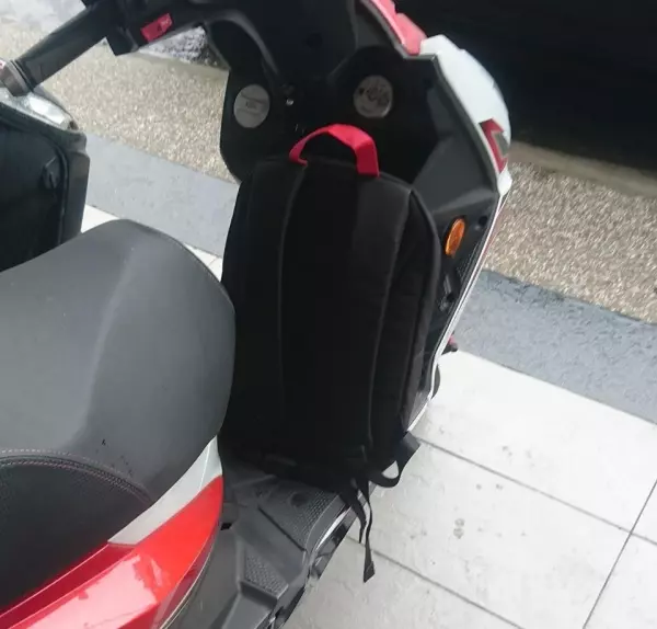 路人機車驚見〝陌生背包〞,差點被送入警局!網友:「人性太黑暗了…」