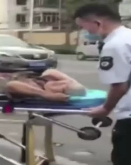 阿嬤路上慘摔跌破頭,好心男跪地安撫她:「別睡哦,救護車要來了」一個舉動大家紅了眼眶!